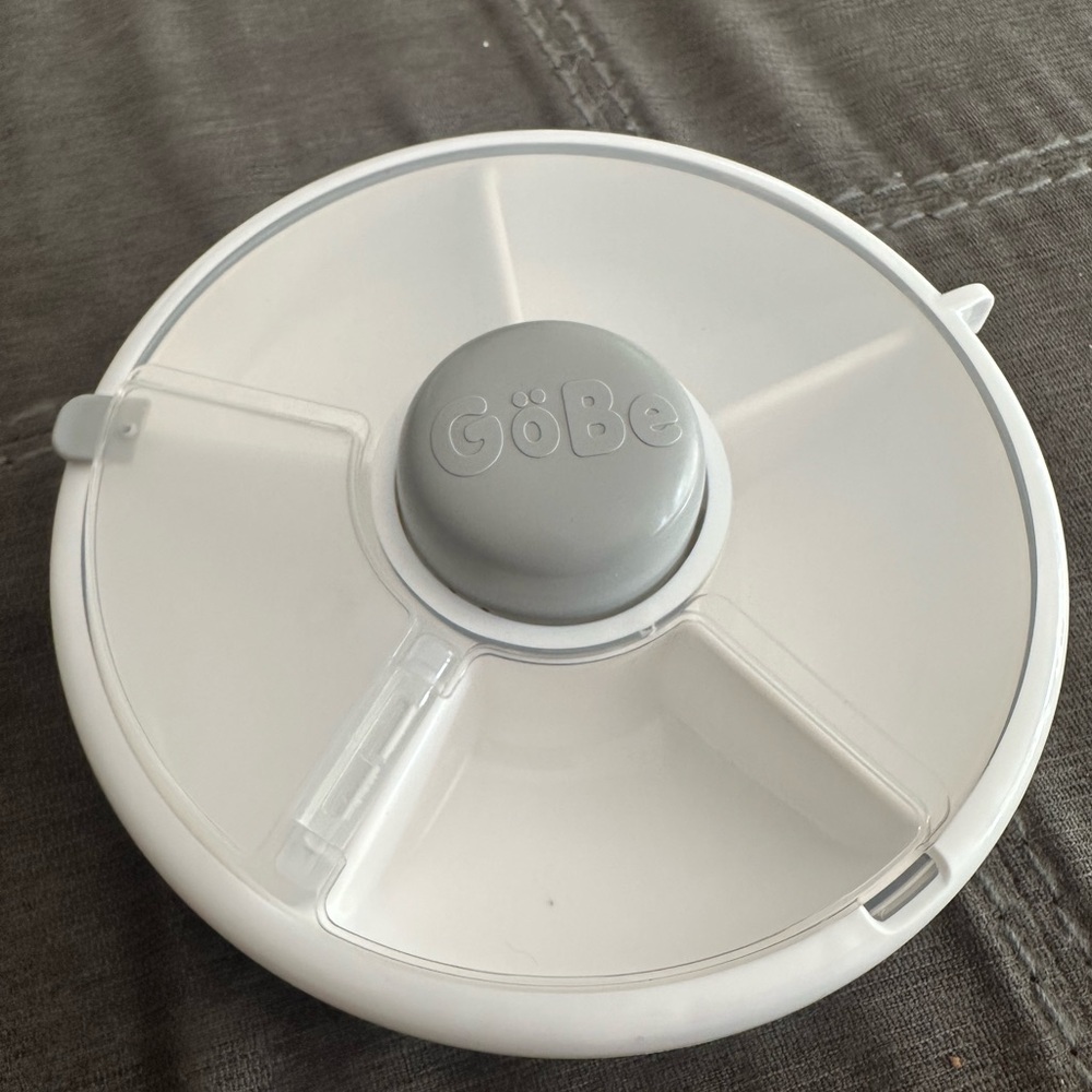 GoBe | Button Rotating Snack Container